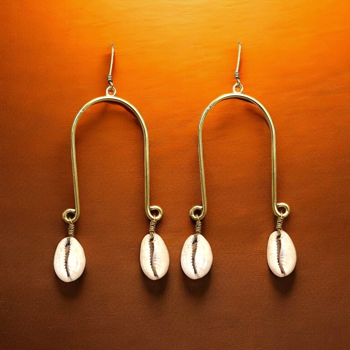 Zira - Boucles d'oreilles pendantes légères en laiton, fabriquées à la main en Afrique, avec coquillages cauris