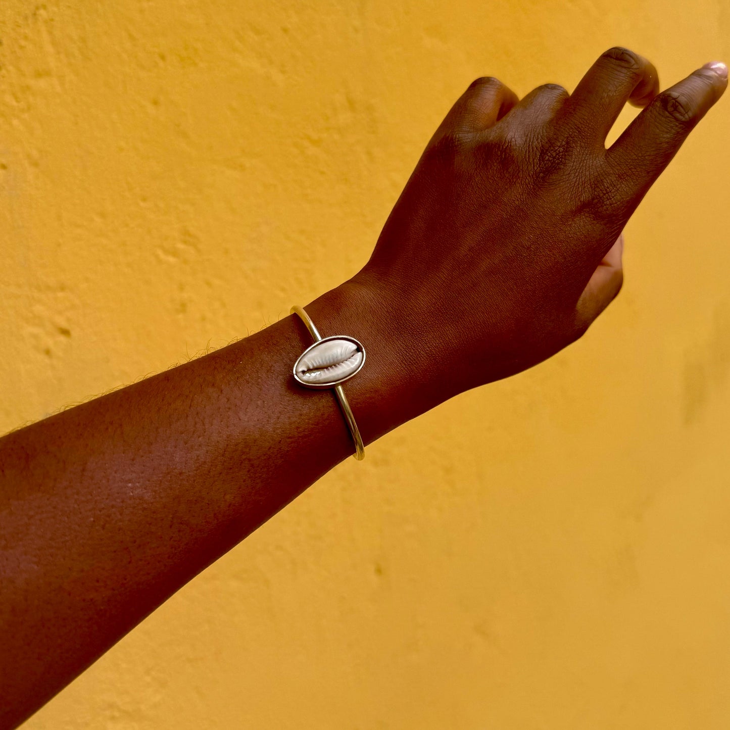 Yaga - Handmade brass bracelet with single Cpwrie shell
