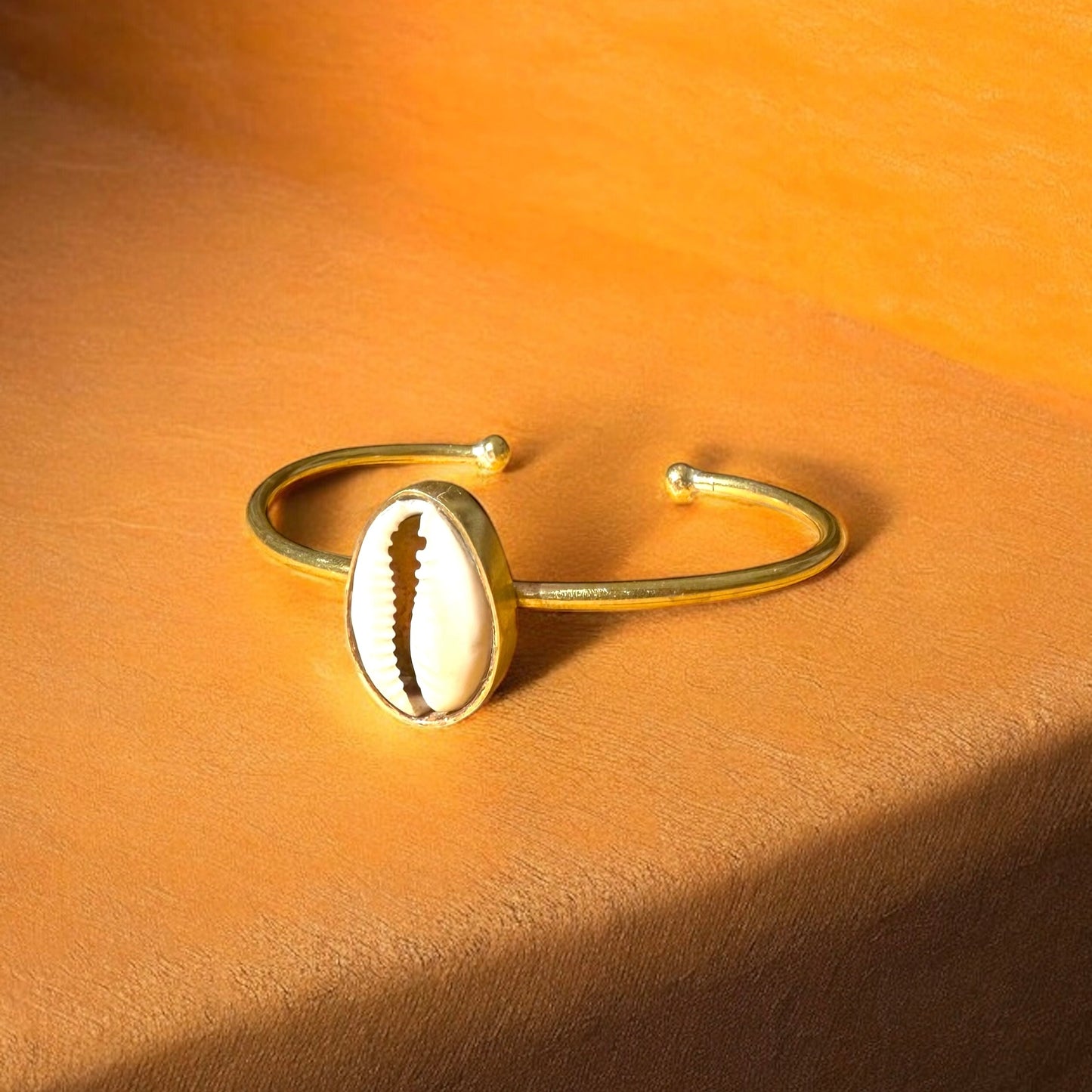 Yaga - Handmade brass bracelet with single Cpwrie shell