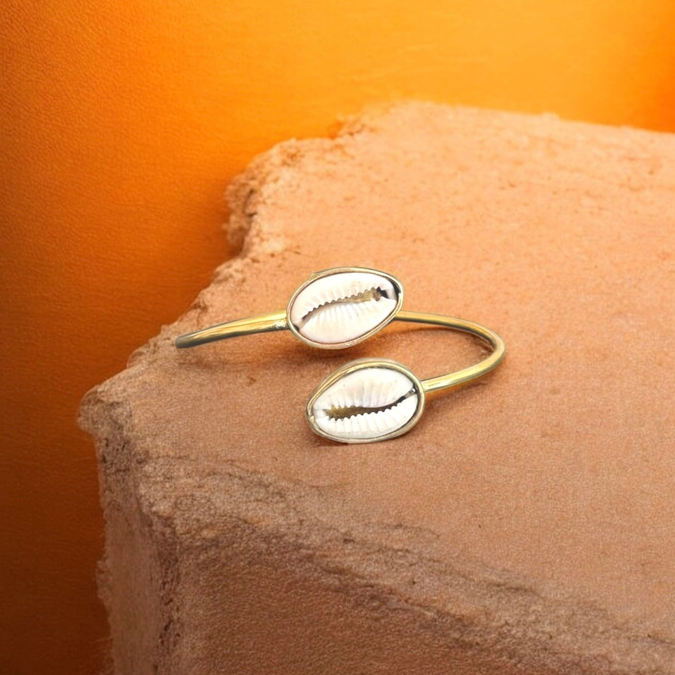 Dalla - Handmade brass bracelet with double Cowrie shells