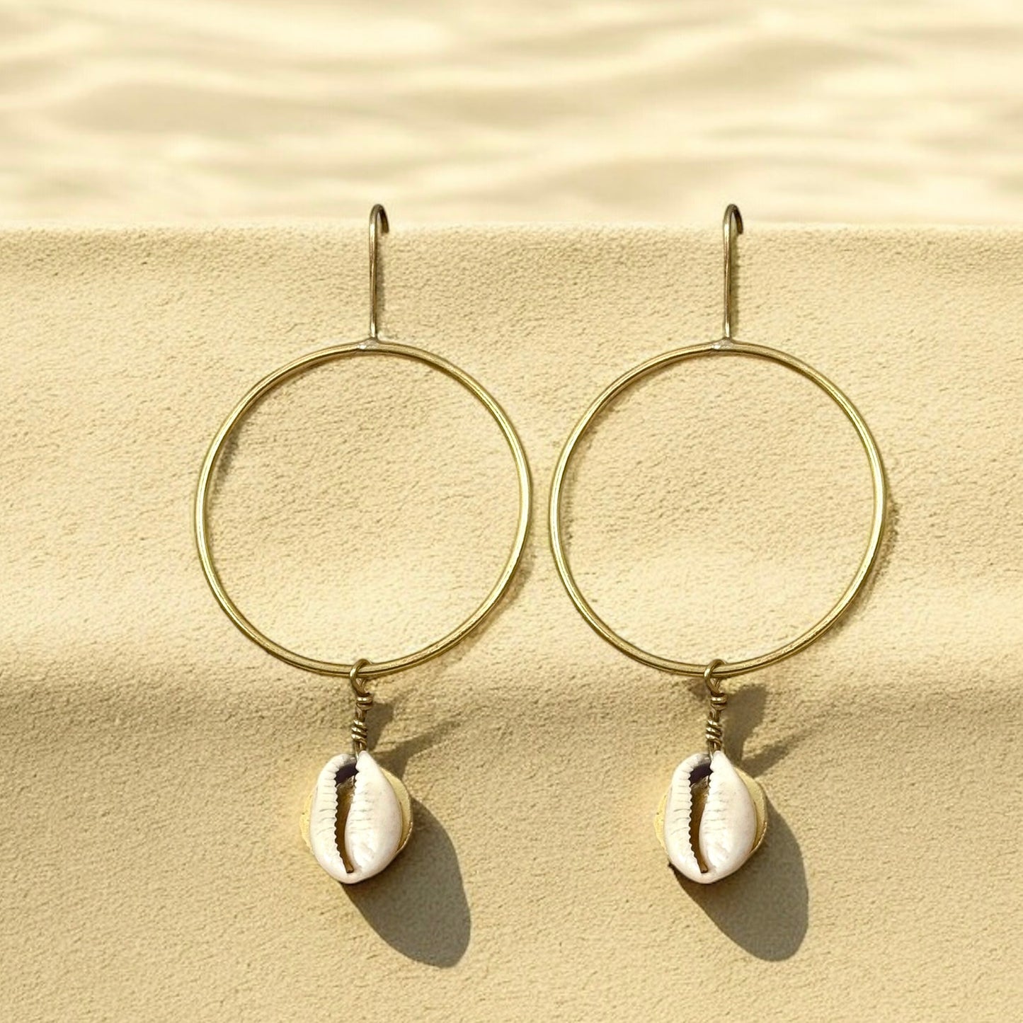 Kuma - Boucles d'oreilles créoles légères en laiton africain avec coquillage cauri