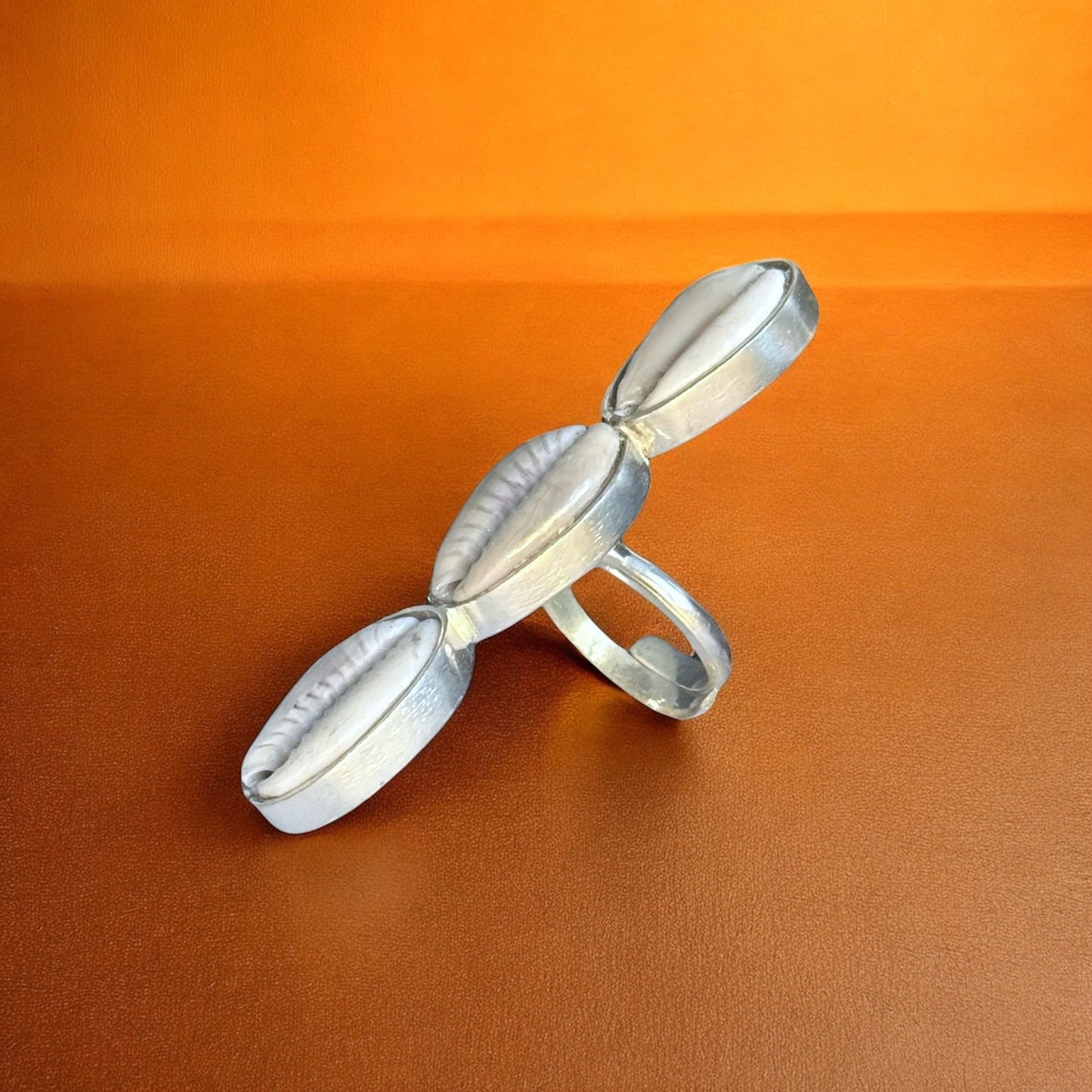 Nuru - Bague unique triple cauris - Légère - Taille ajustable - Fabriquée à la main au Sénégal
