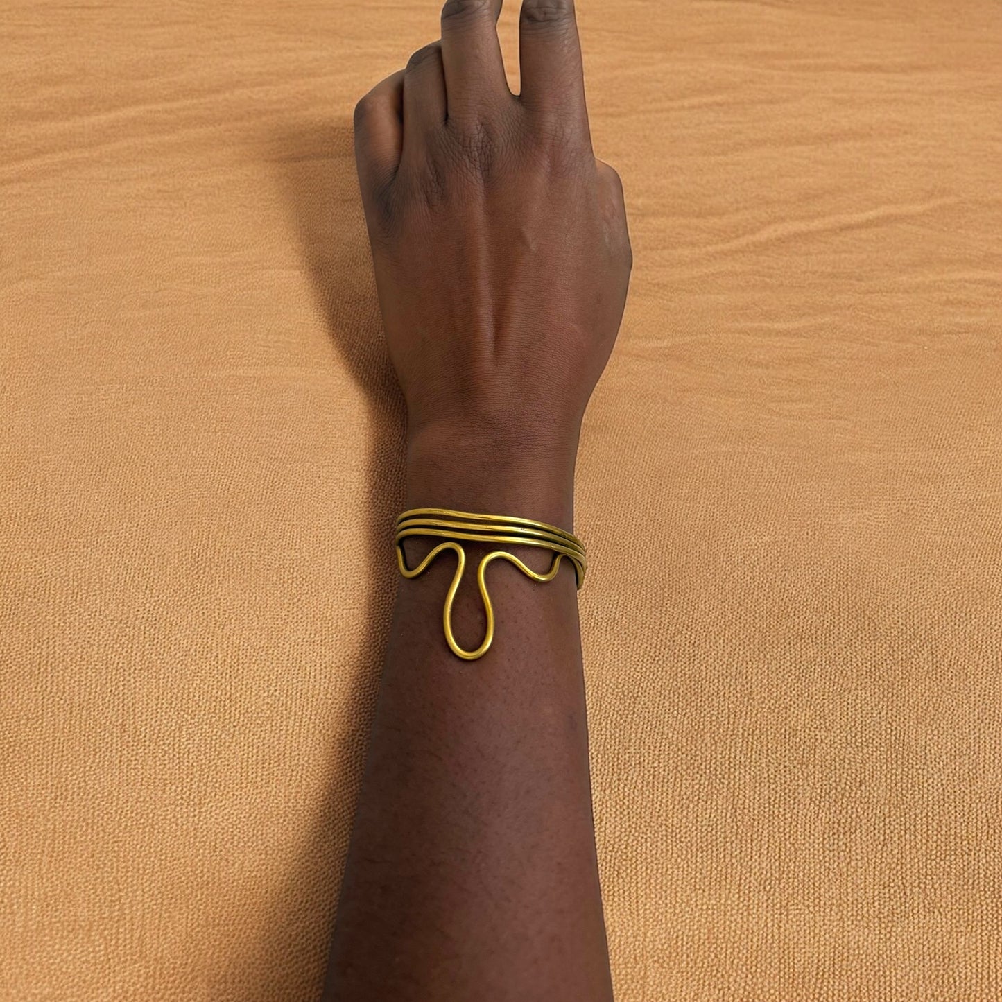 Songa - Bracelet africain unique en laiton - Fabriqué à la main en Afrique