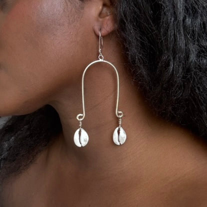 Zira - Boucles d'oreilles pendantes légères en laiton, fabriquées à la main en Afrique, avec coquillages cauris