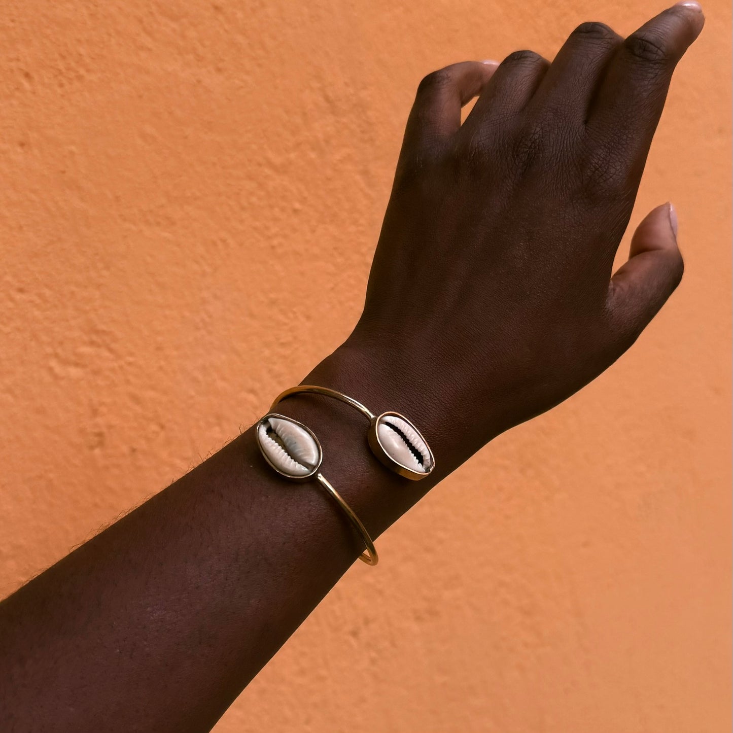 Dalla - Handmade brass bracelet with double Cowrie shells