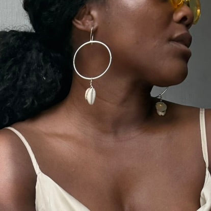 Kuma - Boucles d'oreilles créoles légères en laiton africain avec coquillage cauri