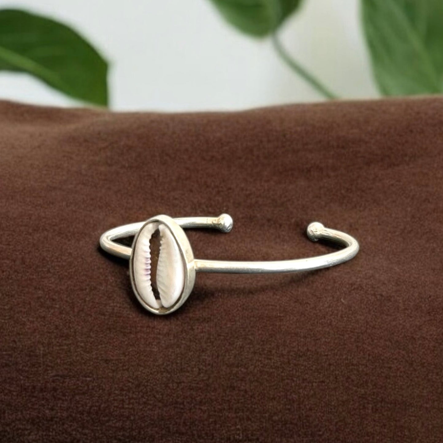 Yaga - Handmade brass bracelet with single Cpwrie shell