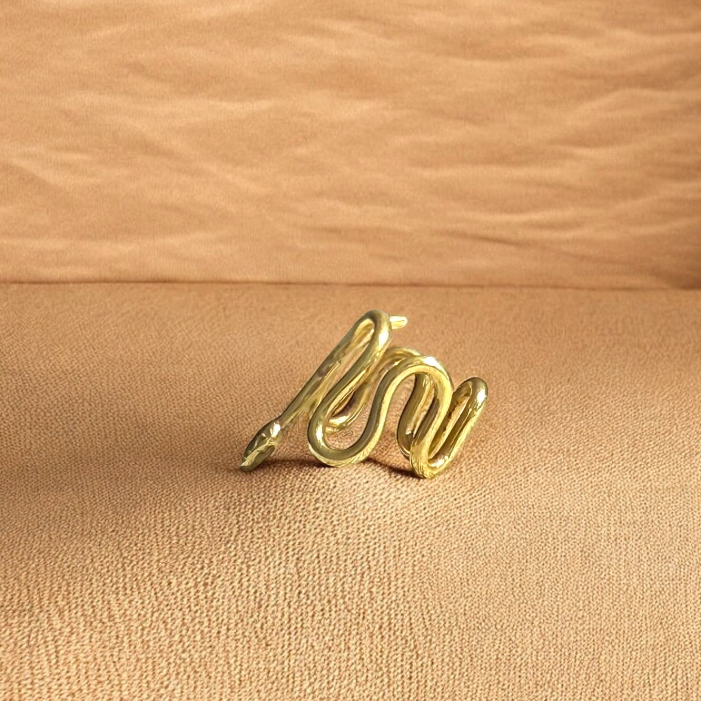 Gbetó - Bague légère en laiton africain en forme de serpent - Réglable