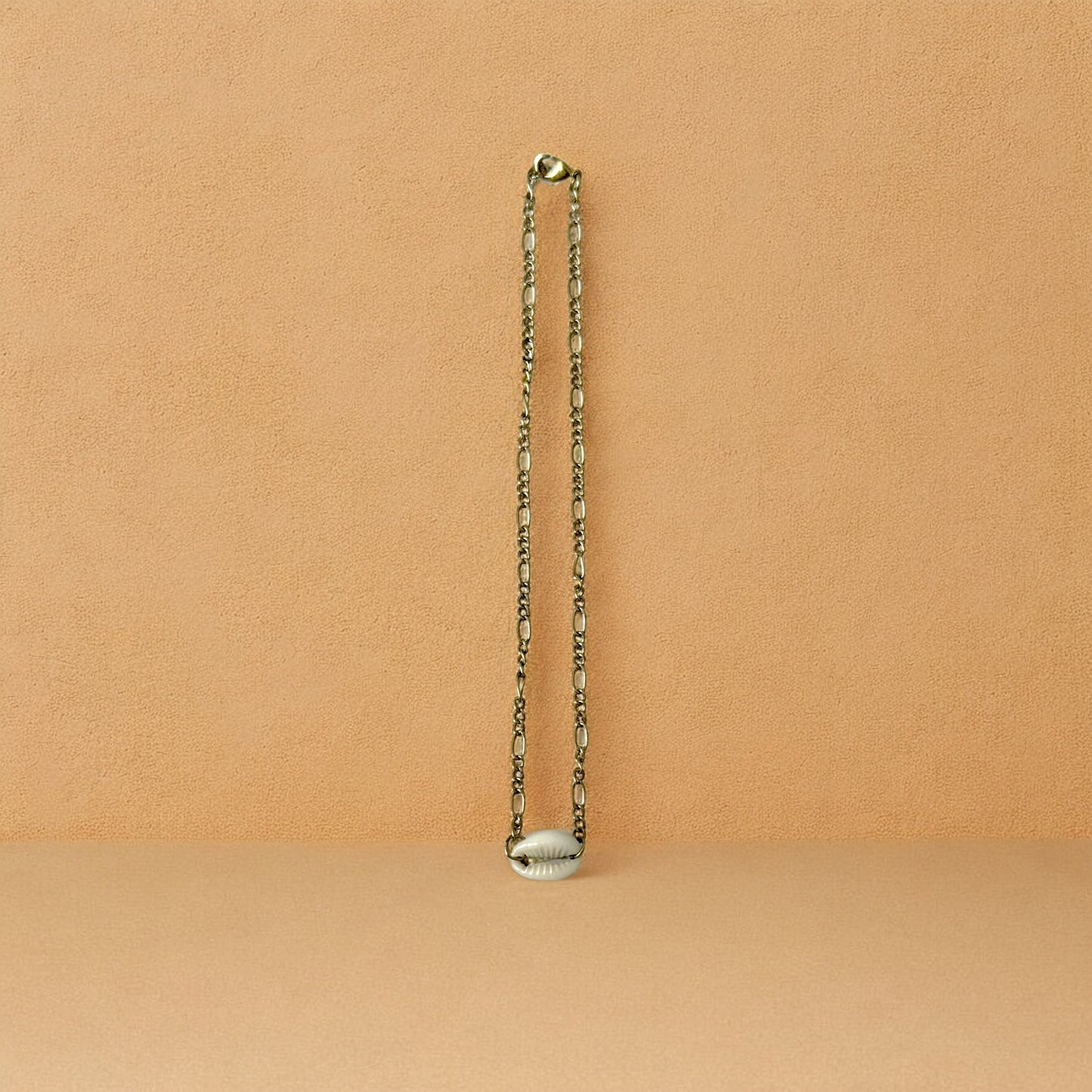 Nyaa - Bracelet de cheville minimaliste en coquillage cauris - Laiton artisanal - Fabriqué au Sénégal