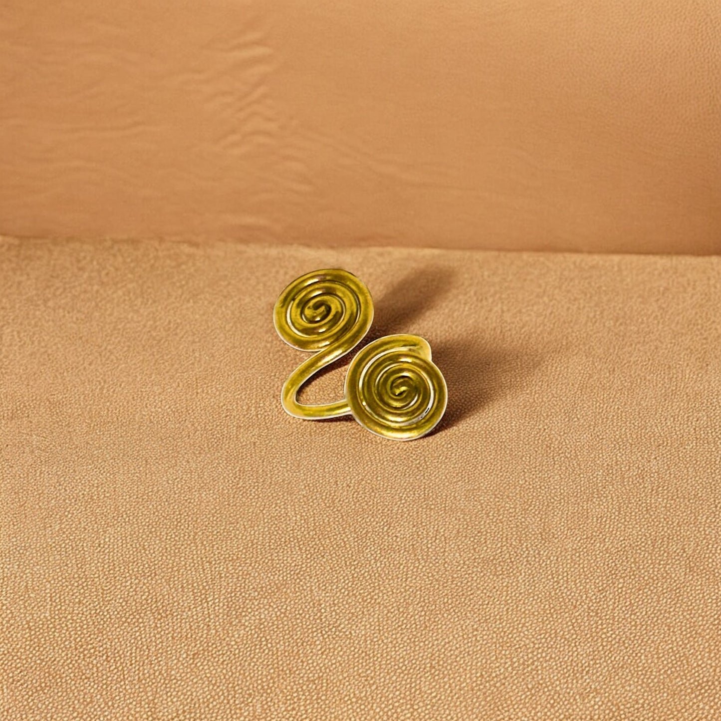 Kuru - Handmade Spiral ring - Colored Brass