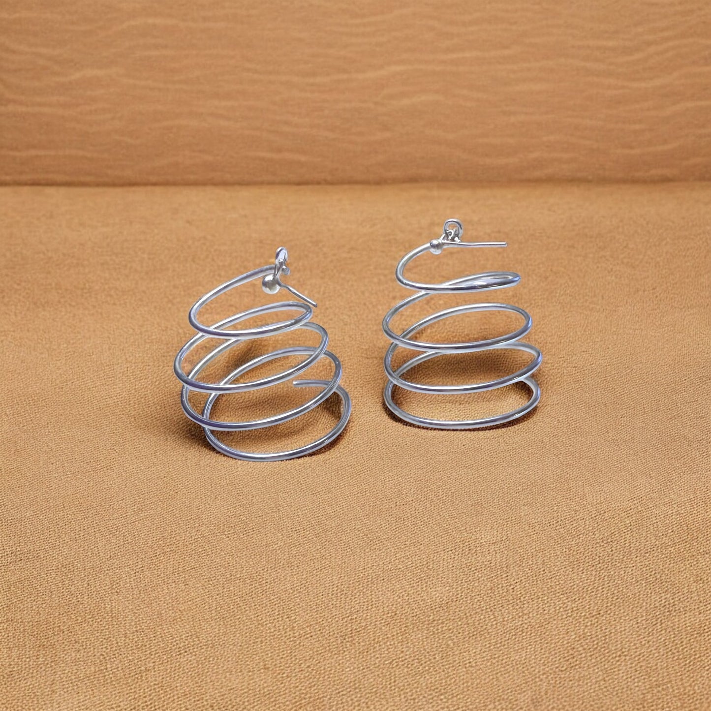 Wiri - Boucles d'oreilles spirales légères fabriquées à la main en Afrique - En laiton