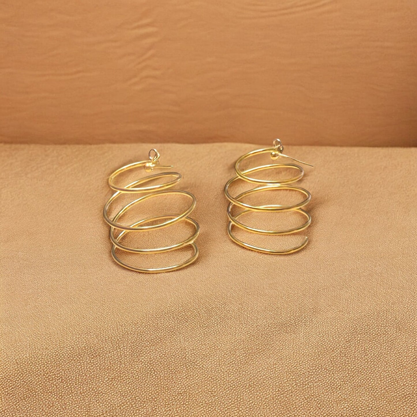 Wiri - Boucles d'oreilles spirales légères fabriquées à la main en Afrique - En laiton