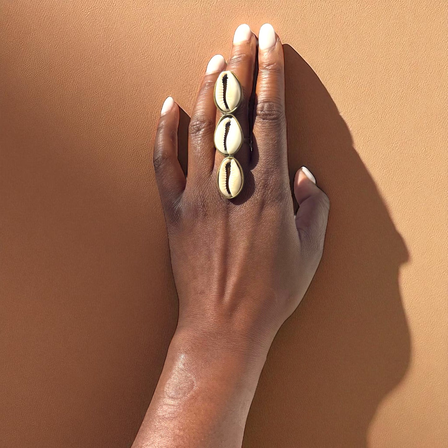 Nuru - Bague unique triple cauris - Légère - Taille ajustable - Fabriquée à la main au Sénégal