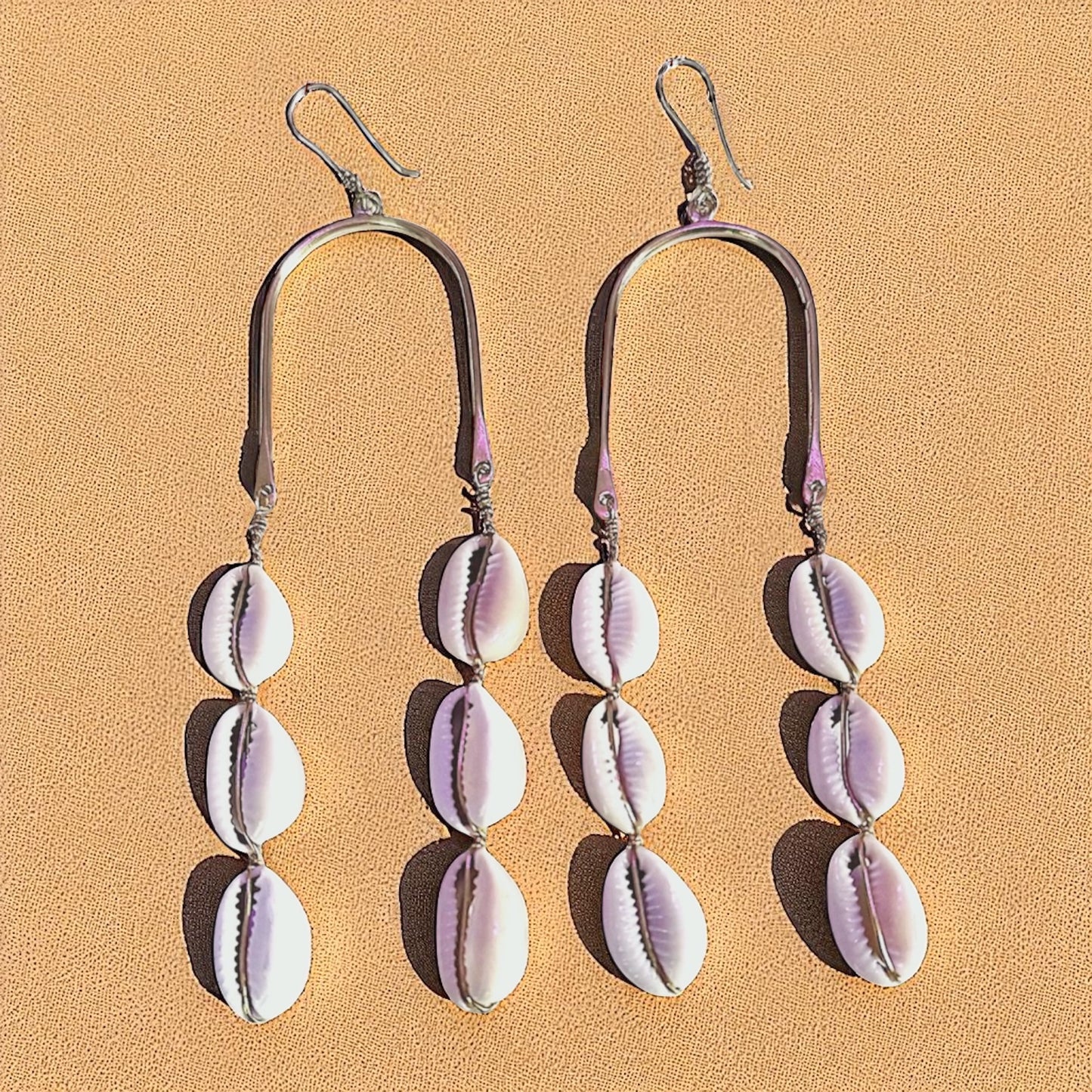 Nyaar - Boucles d'oreilles légères en coquillages cauris africains - Fabriquées à la main en Afrique