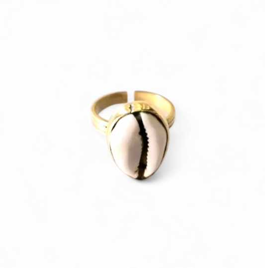 Sika - Ring with cawrie shell