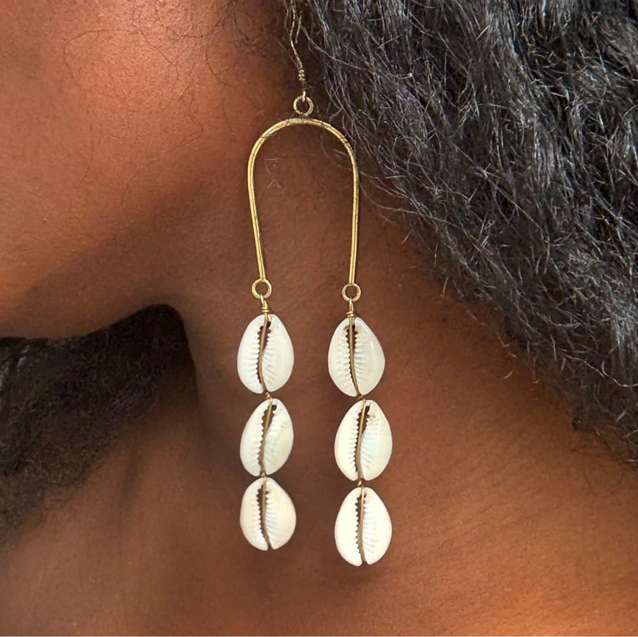 Nyaar - Boucles d'oreilles légères en coquillages cauris africains - Fabriquées à la main en Afrique