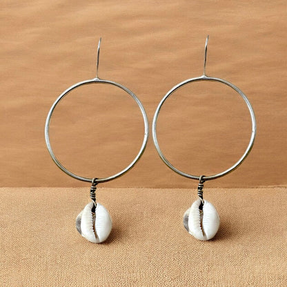 Kuma - Boucles d'oreilles créoles légères en laiton africain avec coquillage cauri