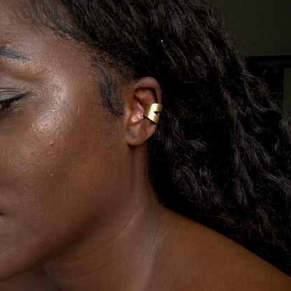 Yiti - Manchette d'oreille moyenne faite à la main - En laiton - Fabriqué en Afrique - Réglable