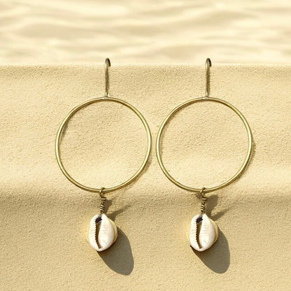 Kuma - Boucles d'oreilles créoles légères en laiton africain avec coquillage cauri