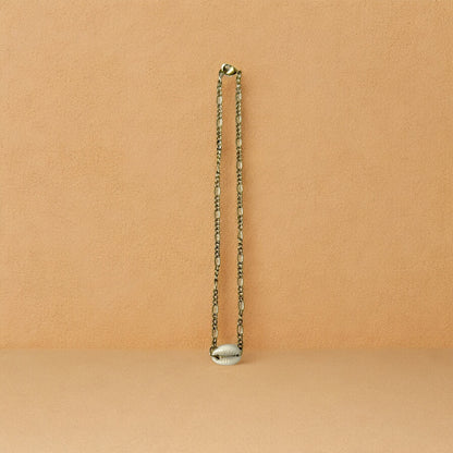 Nyaa - Bracelet de cheville minimaliste en coquillage cauris - Laiton artisanal - Fabriqué au Sénégal