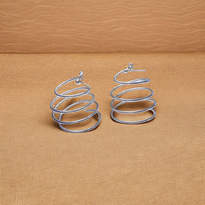 Wiri - Boucles d'oreilles spirales légères fabriquées à la main en Afrique - En laiton