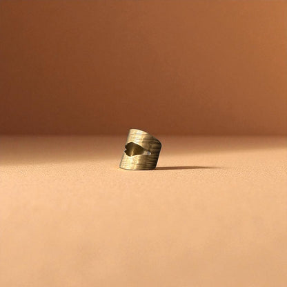 Yiti - Manchette d'oreille moyenne faite à la main - En laiton - Fabriqué en Afrique - Réglable
