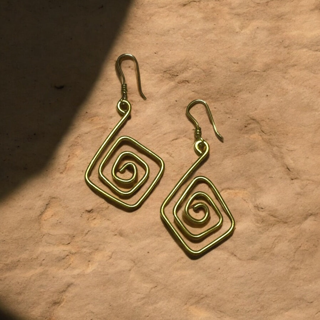 Tafsir - Boucles d'oreilles légères en laiton - Fabriquées à la main au Sénégal