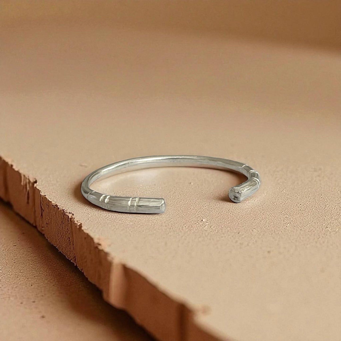 Tenga - Bracelet minimaliste en laiton gravé - Fabriqué à la main en Afrique - Réglable