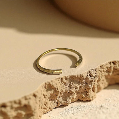 Tenga - Bracelet minimaliste en laiton gravé - Fabriqué à la main en Afrique - Réglable